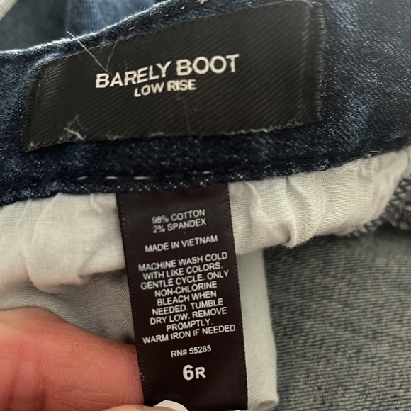 Express Jeans Barely Boot Low Rise Jeans; Factory Distressed Dark Wash; Size 6R - Picture 6 of 6